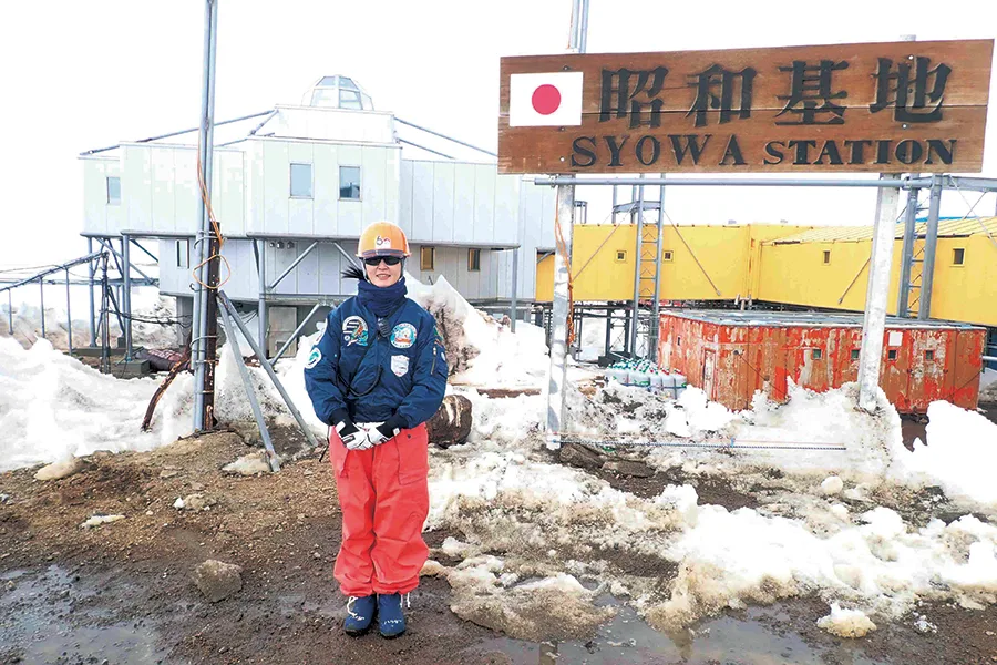 昭和基地の前に立つ原田先生