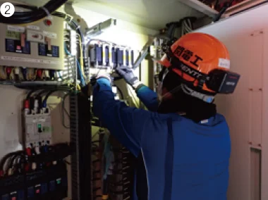 ❷隊員が電源盤を操作する様子