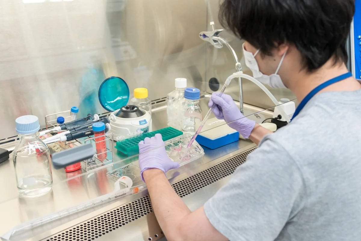 東京大学駒場オープンラボラトリー内での実験の様子